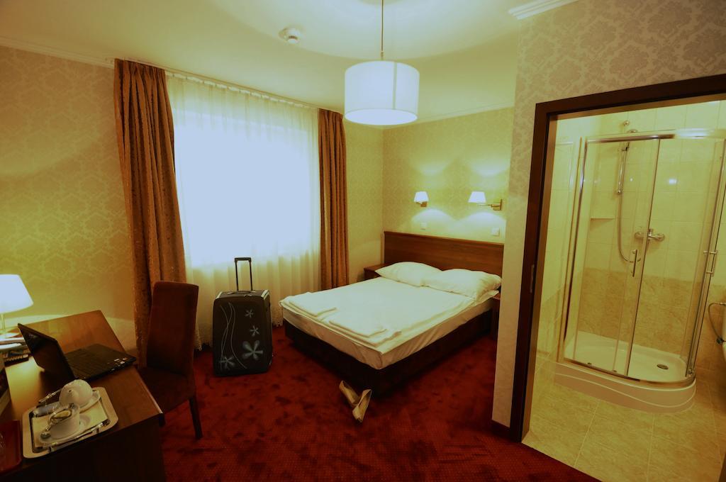 Hotel Chabrowy Dworek Teresin Esterno foto